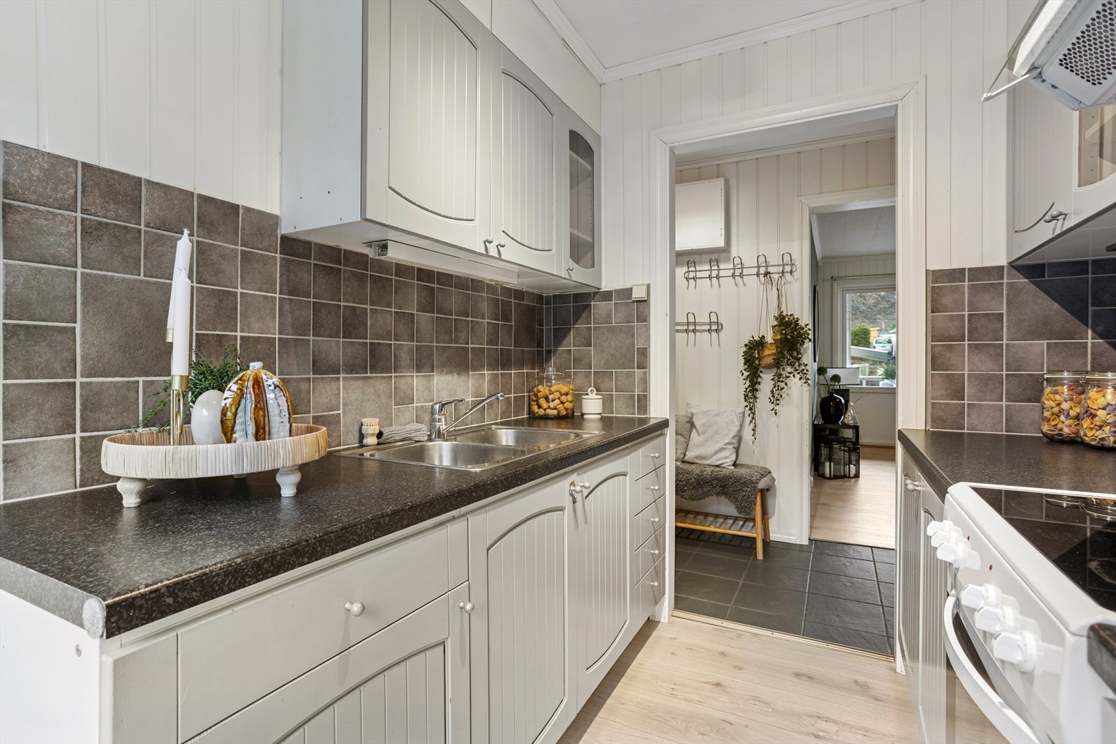 Det er utstyrt med en stålvask med skyllekum, oppvaskmaskin og plass til komfyr. Galleribilde