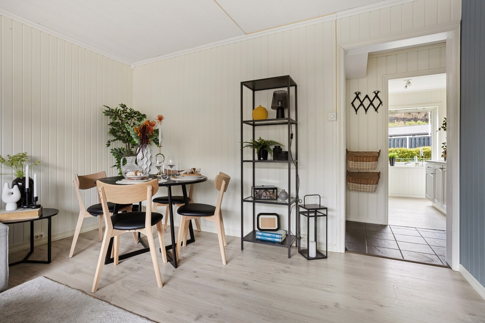 Spiseplassen ligger i praktisk avstand fra kjøkkenet. Galleribilde