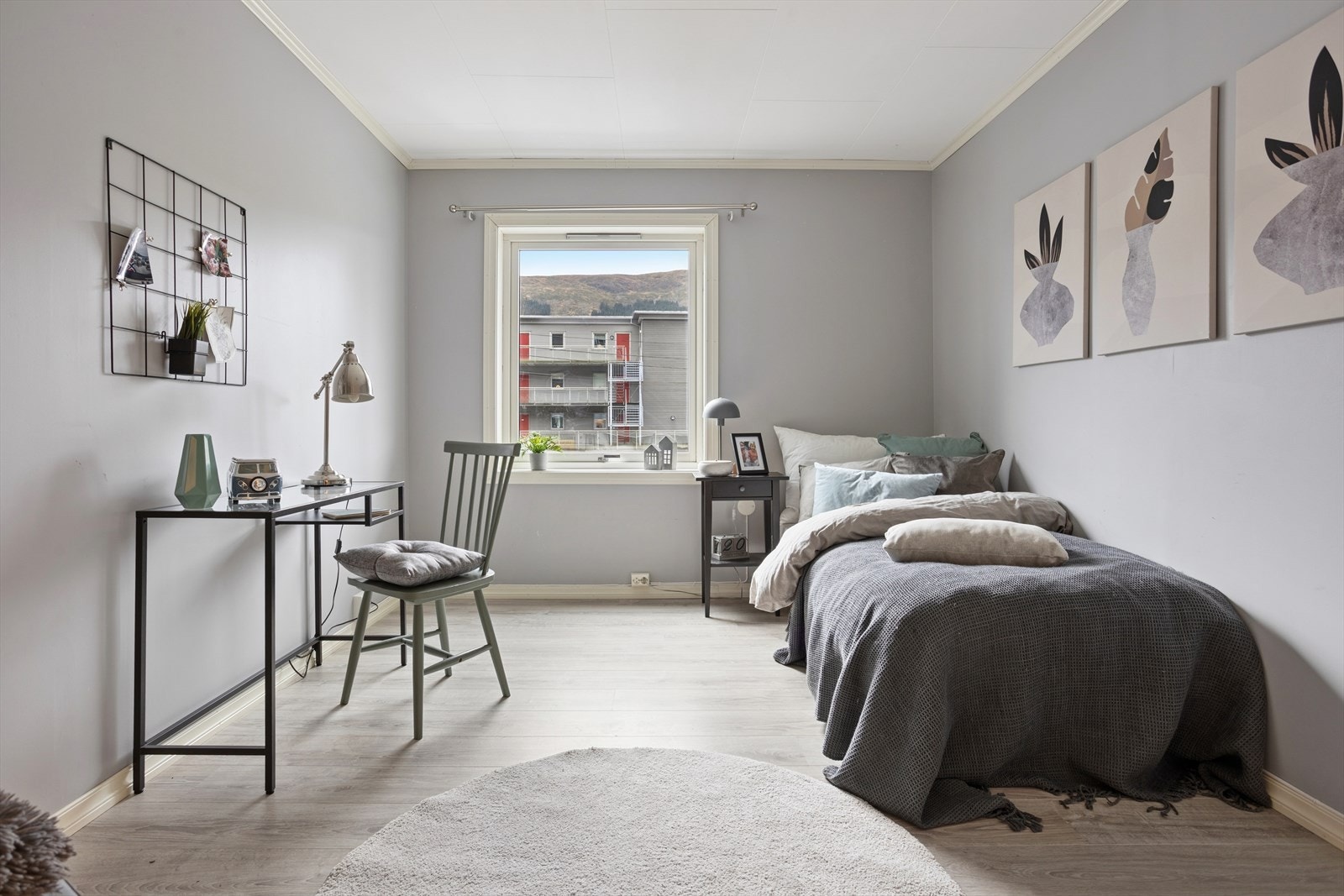 Soverom 2 er også romslig, og har plass til både seng, garderobeskap og annen ønsket møblering, f.eks skrivebord. Galleribilde