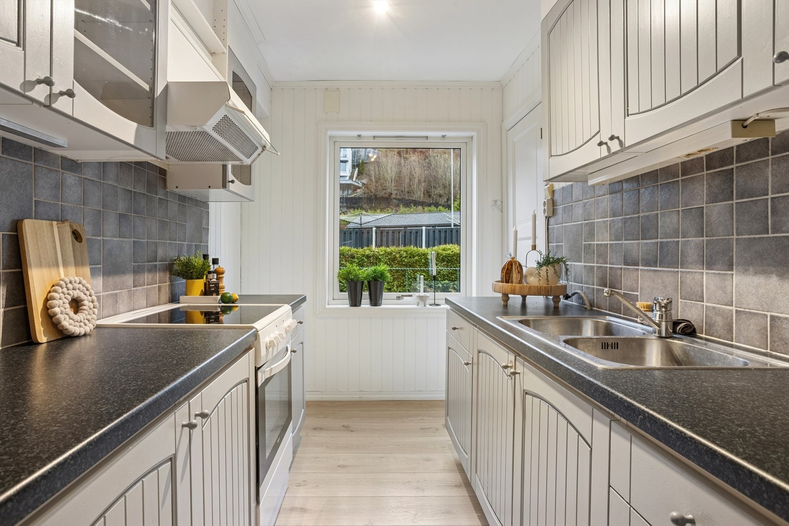 Kjøkkenet har en innredning med profilerte fronter og en benkeplate i laminat. Galleribilde