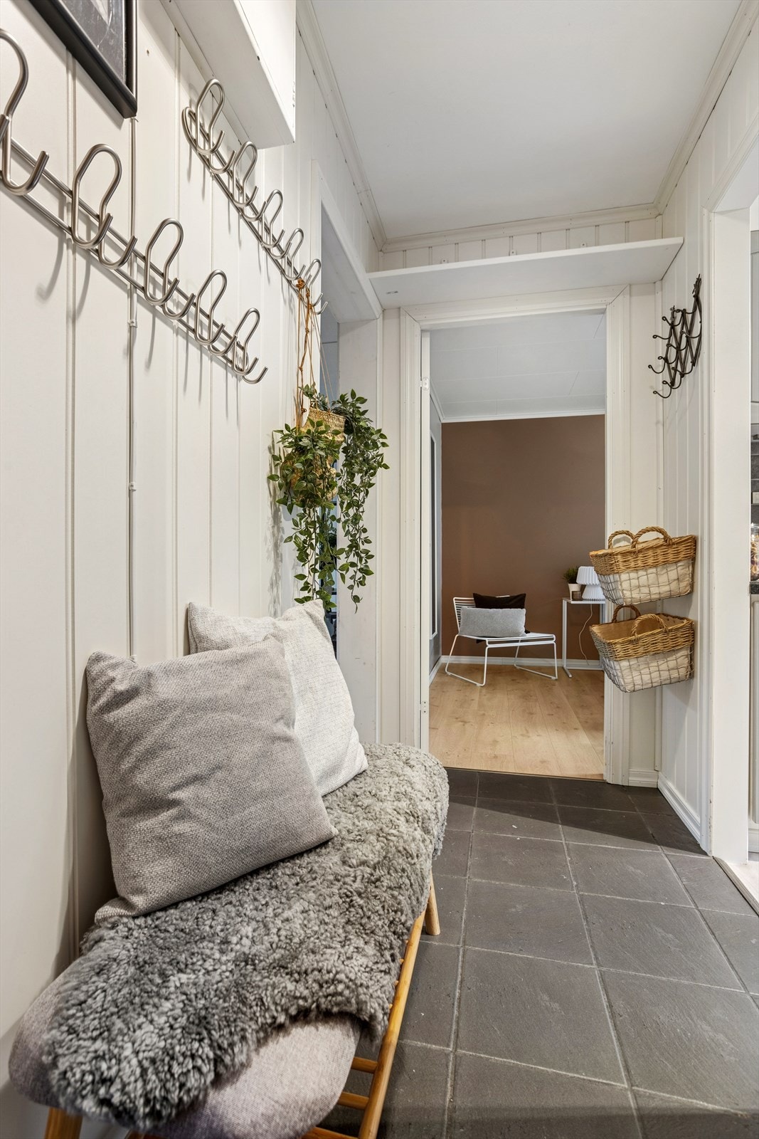 Gangen har praktiske fliser på gulvet, og rikelig med oppheng til yttertøy. Galleribilde