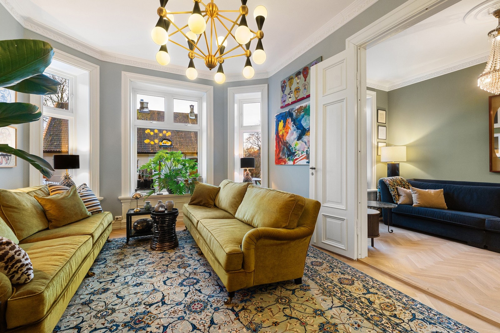 Karakteristiske vindusflater som gir godt med naturlig lysinnslipp. Galleribilde