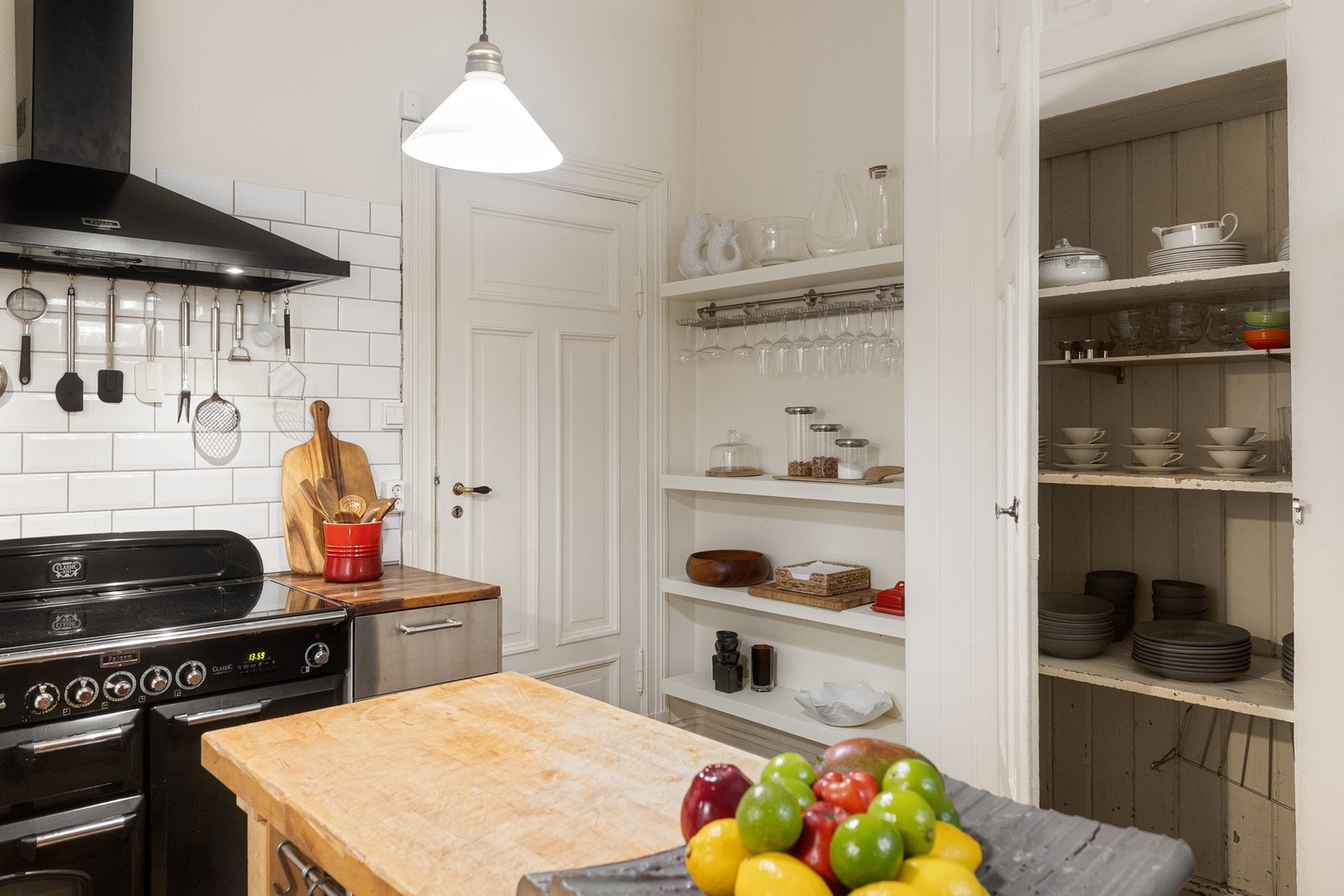 Et innbygget matskap samt åpne hylleseksjoner gir god plass og fleksibilitet. Galleribilde