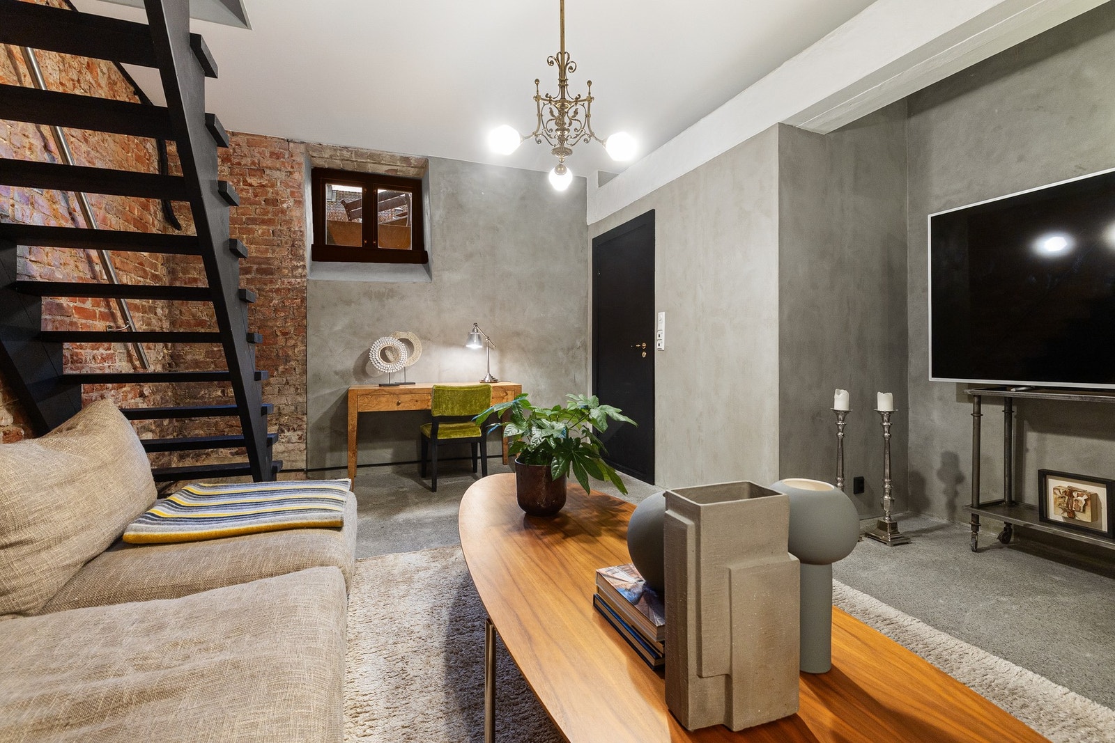 Det er varmekabler i hele kjelleretasjen. Vindusglasset er skiftet ut i 2025. Galleribilde