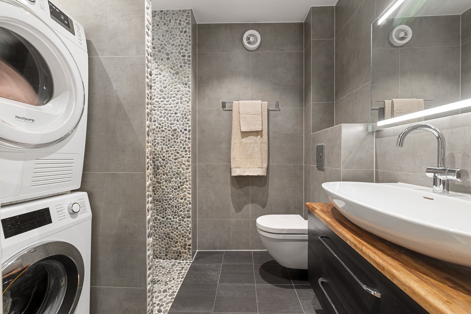 Tidløst bad fra 2014/2015 med behagelig gulvvarme. Galleribilde