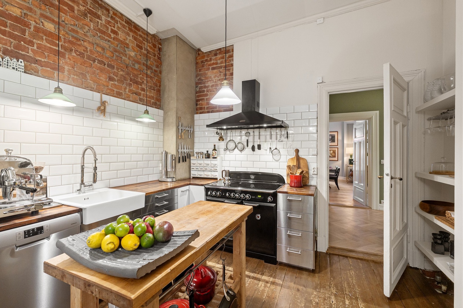 Kjøkkenet har rikelig med skap- og benkeplass til både oppbevaring og matlaging. Galleribilde