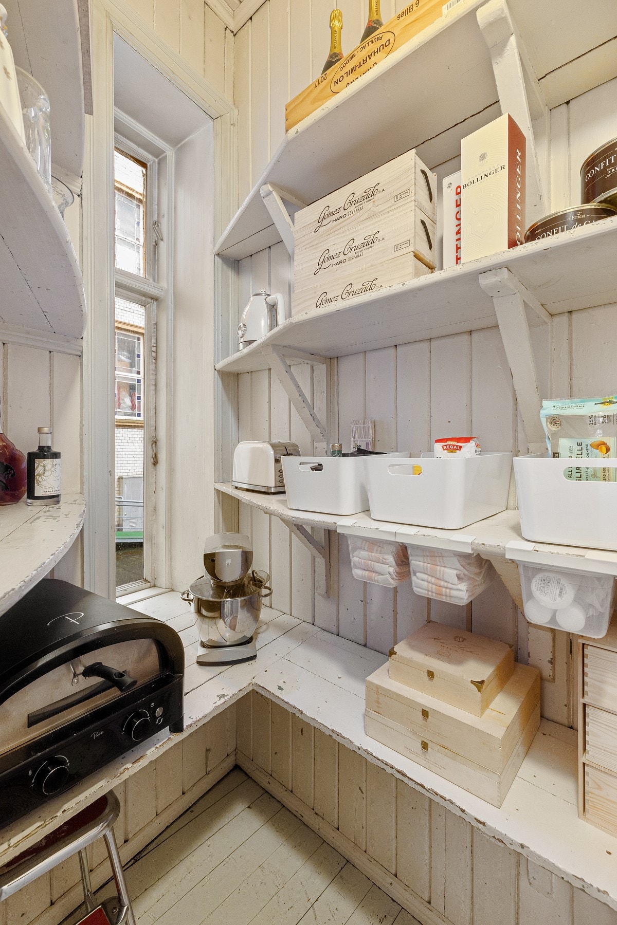 Fra kjøkkenet er det adkomst til egen matbod. Galleribilde