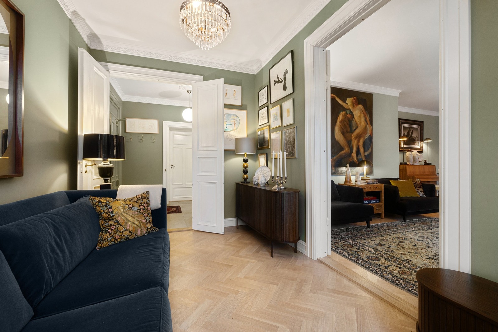 Gulvet er belagt med fiskebensparkett fra Bjelin, design SIGTUNA. Galleribilde