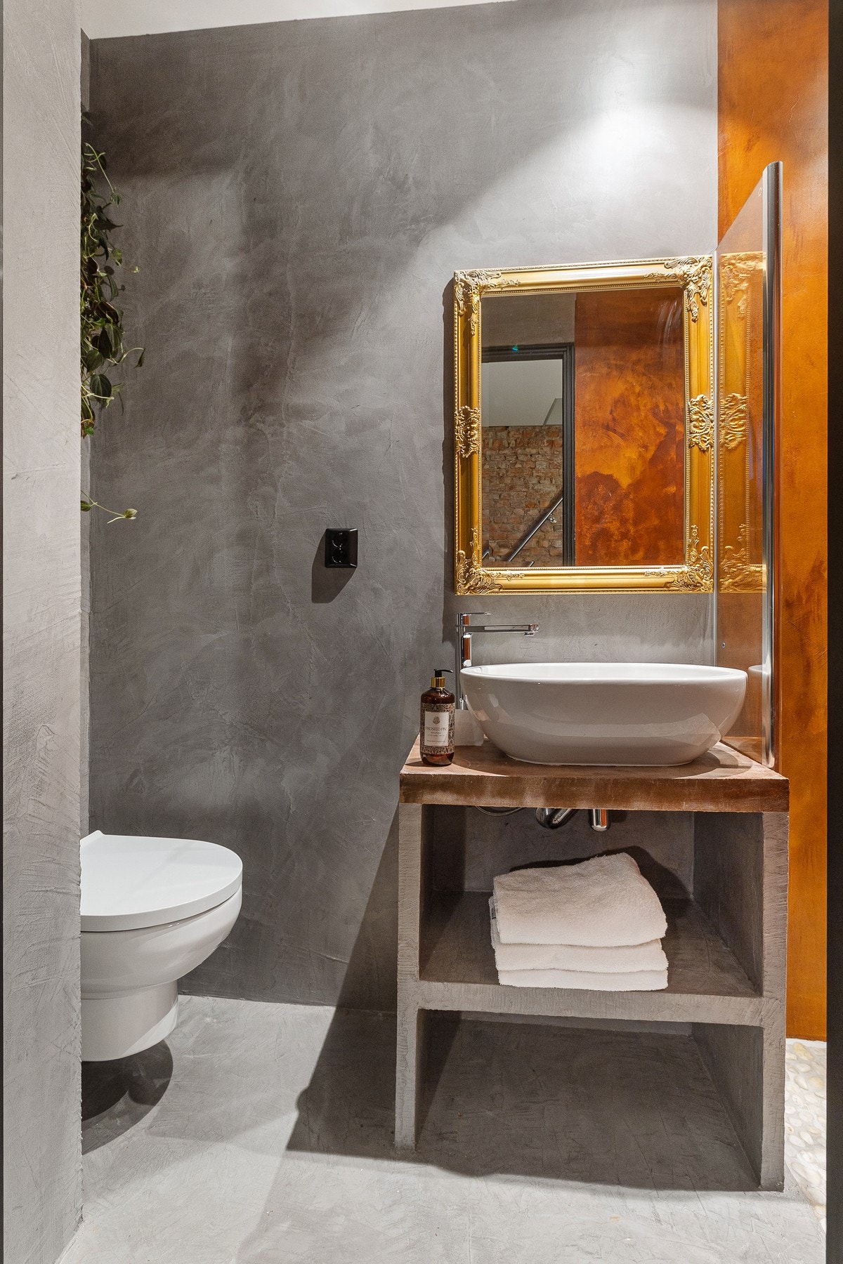 Badet i kjelleretasjen er pusset opp i 2019 og har et markant og gjennomført uttrykk med tydelig arkitektonisk karakter. Galleribilde