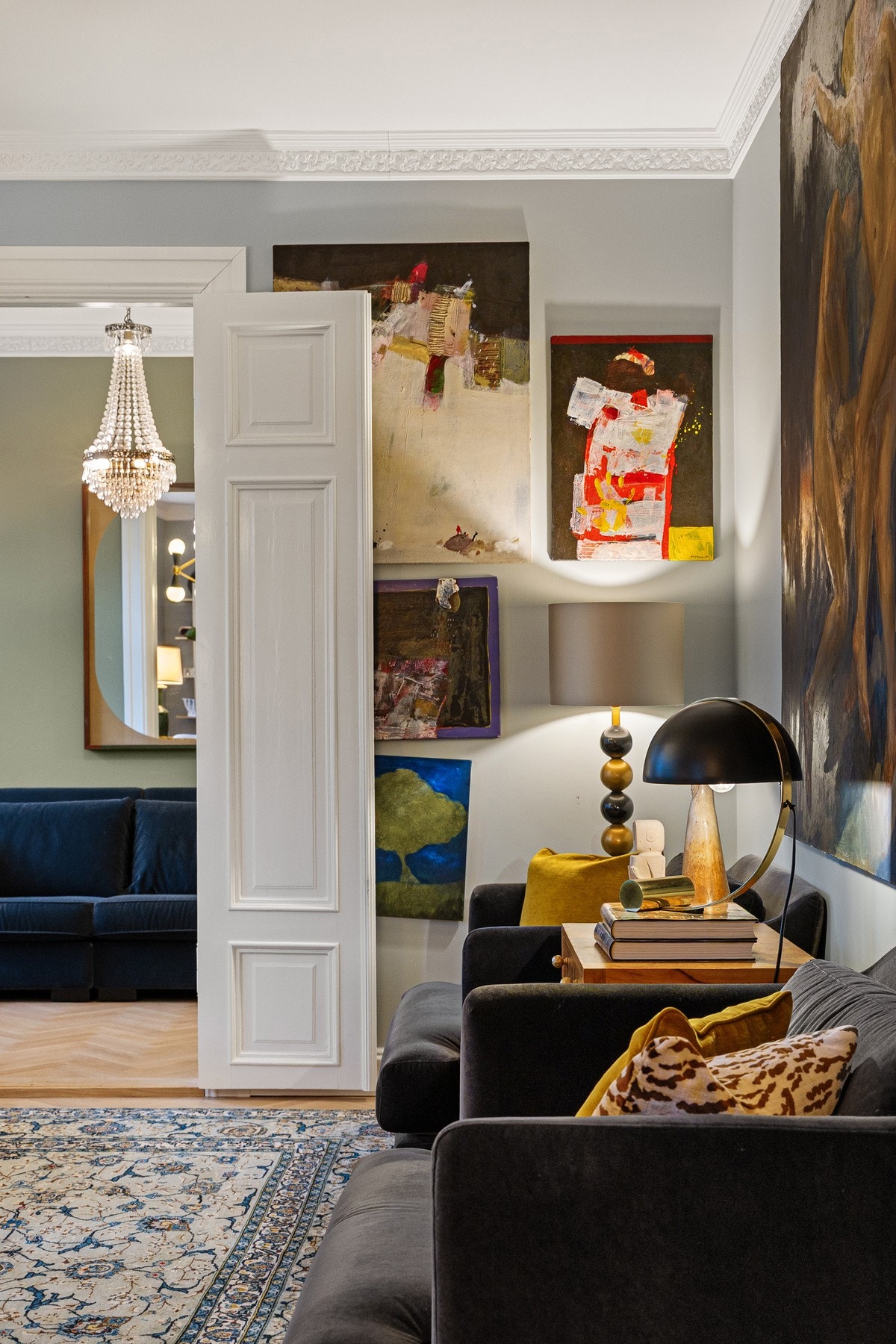 I tillegg finner du klassiske detaljer med stukkatur, rosett og doble fløydører. Galleribilde