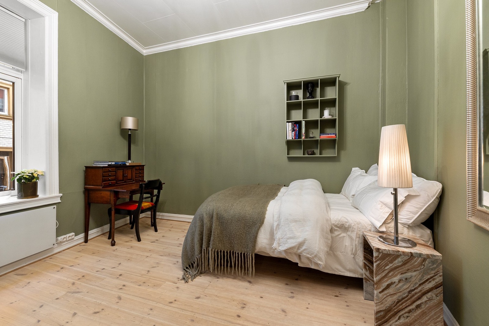 Det er god plass til både seng, nattbord, skrivebord og ulike garderobeløsninger. Galleribilde