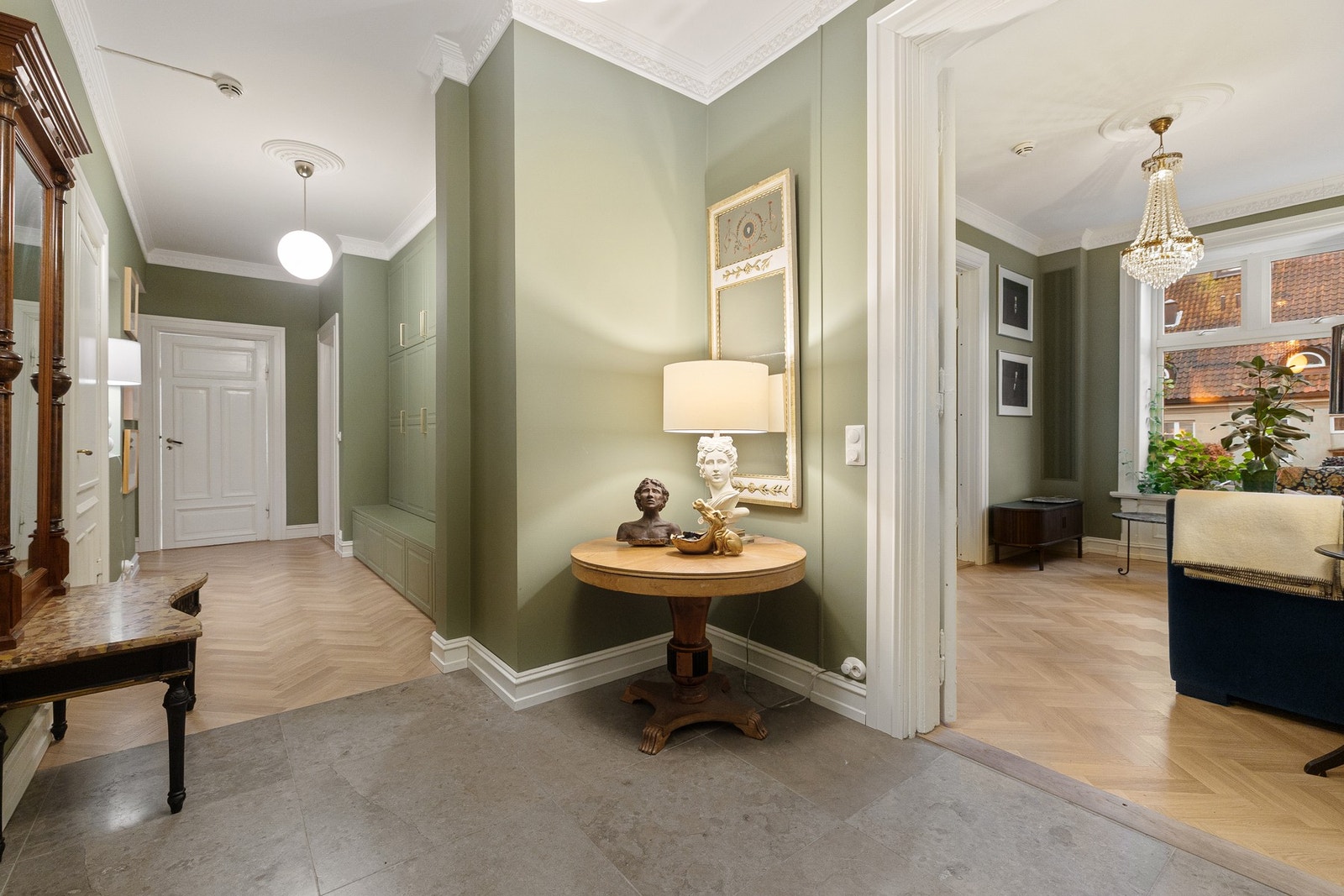 Stor og luftig gang. Galleribilde