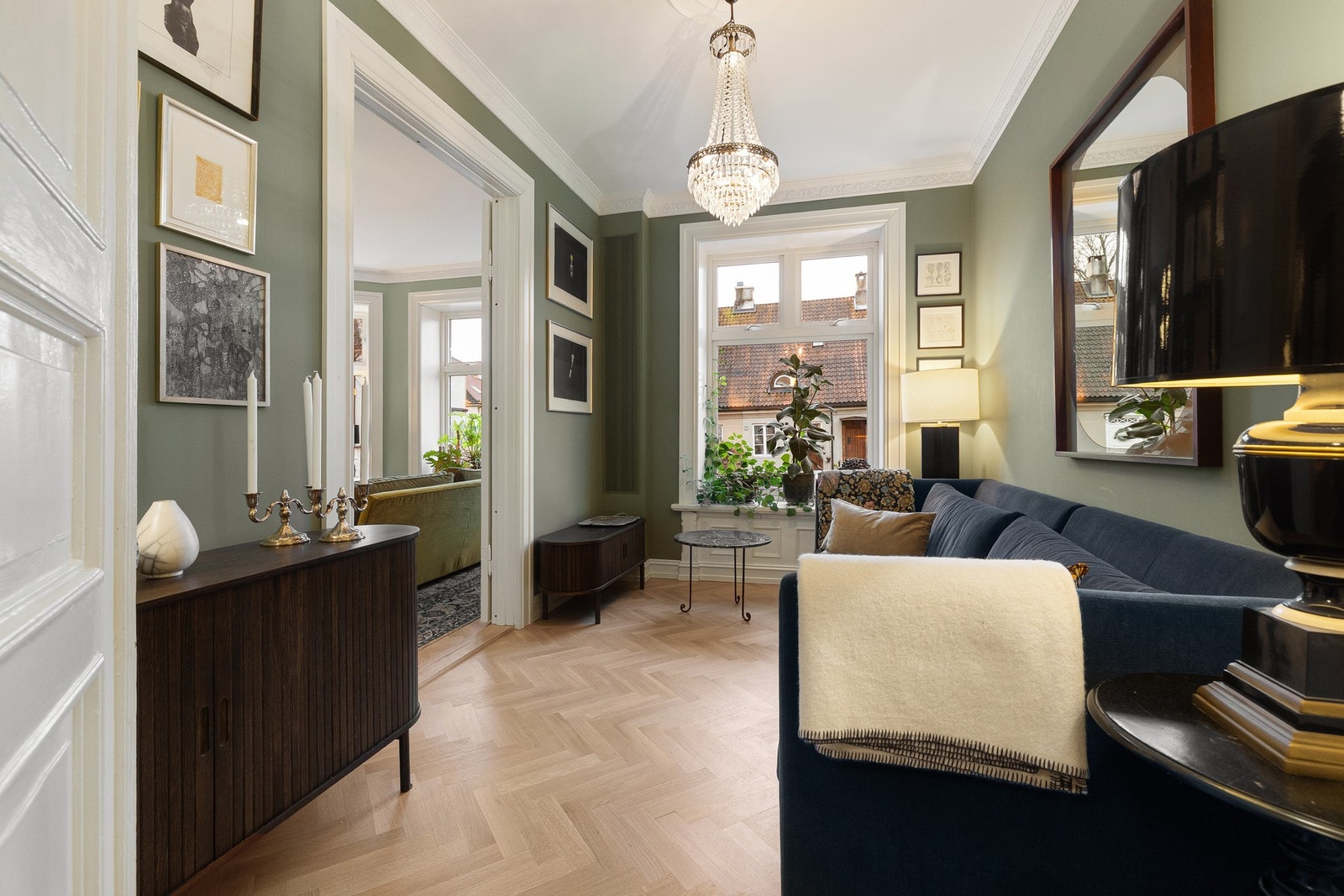 Harmoniske fargetoner i Lys Oliven som gir rommet et lunt og behagelig uttrykk. Galleribilde