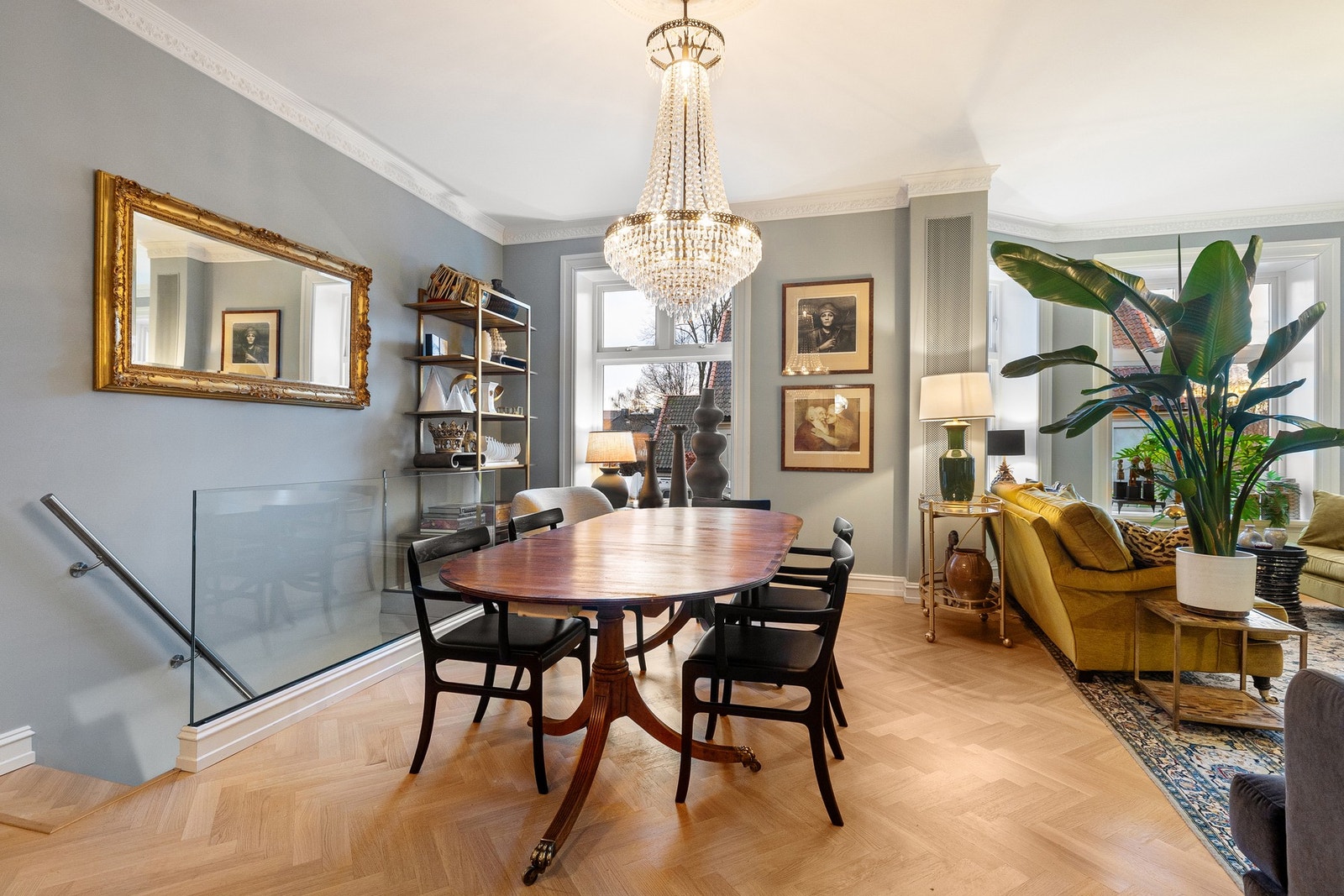 Stuen har en generøs takhøyde på 3 meter. Det er behagelig gulvvarme i begge stuene. Galleribilde