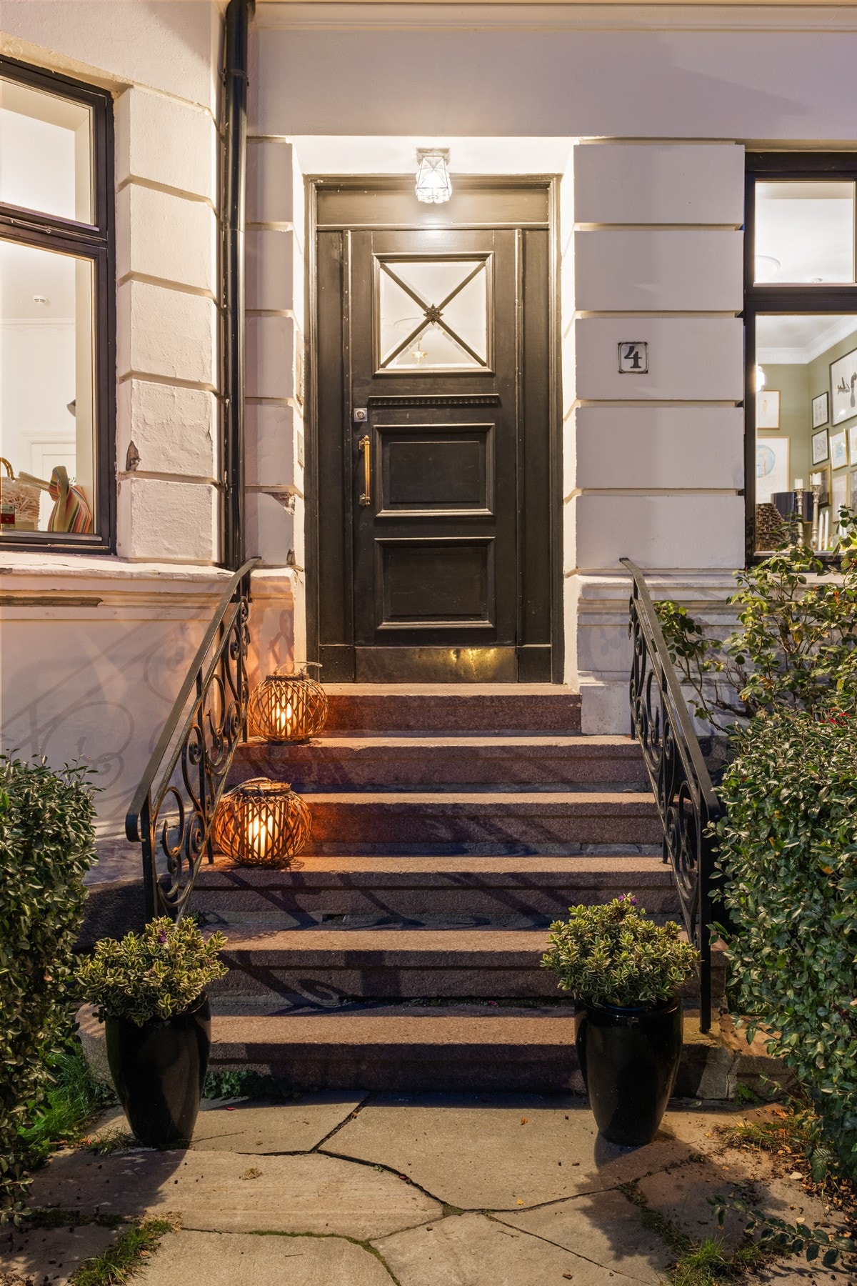 Leiligheten ligger i byggets 1. etasje. Galleribilde