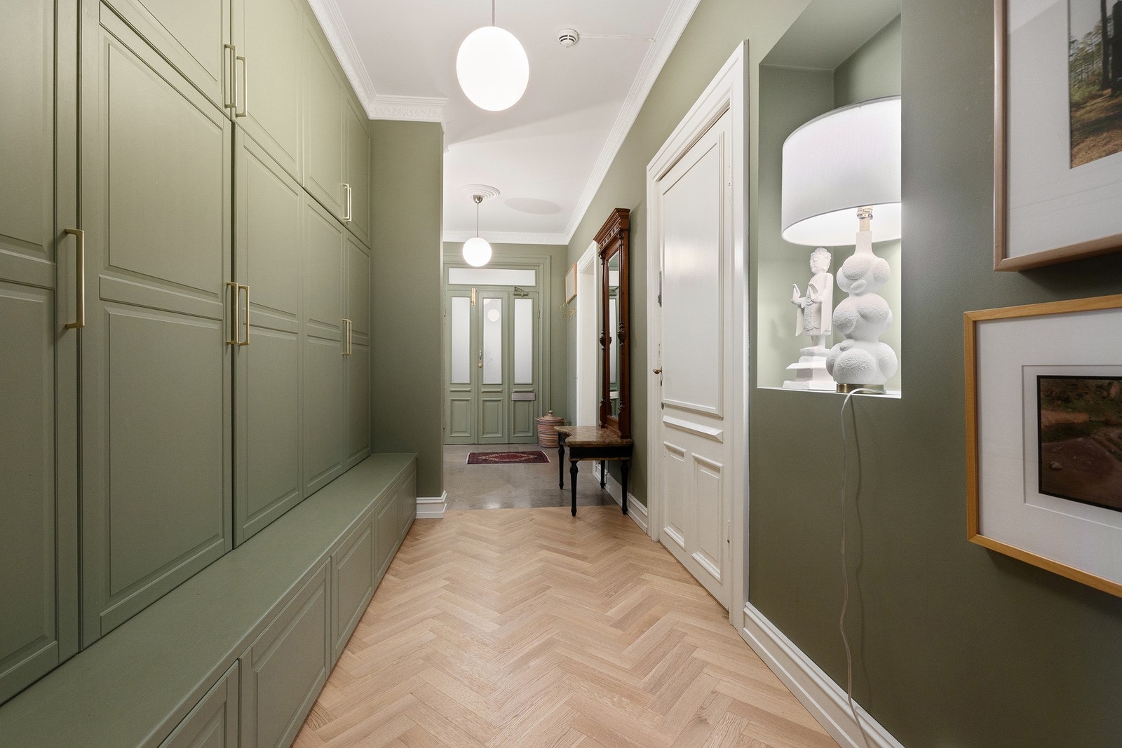 Gangen er innredet med plassbygde garderobeskap. Galleribilde