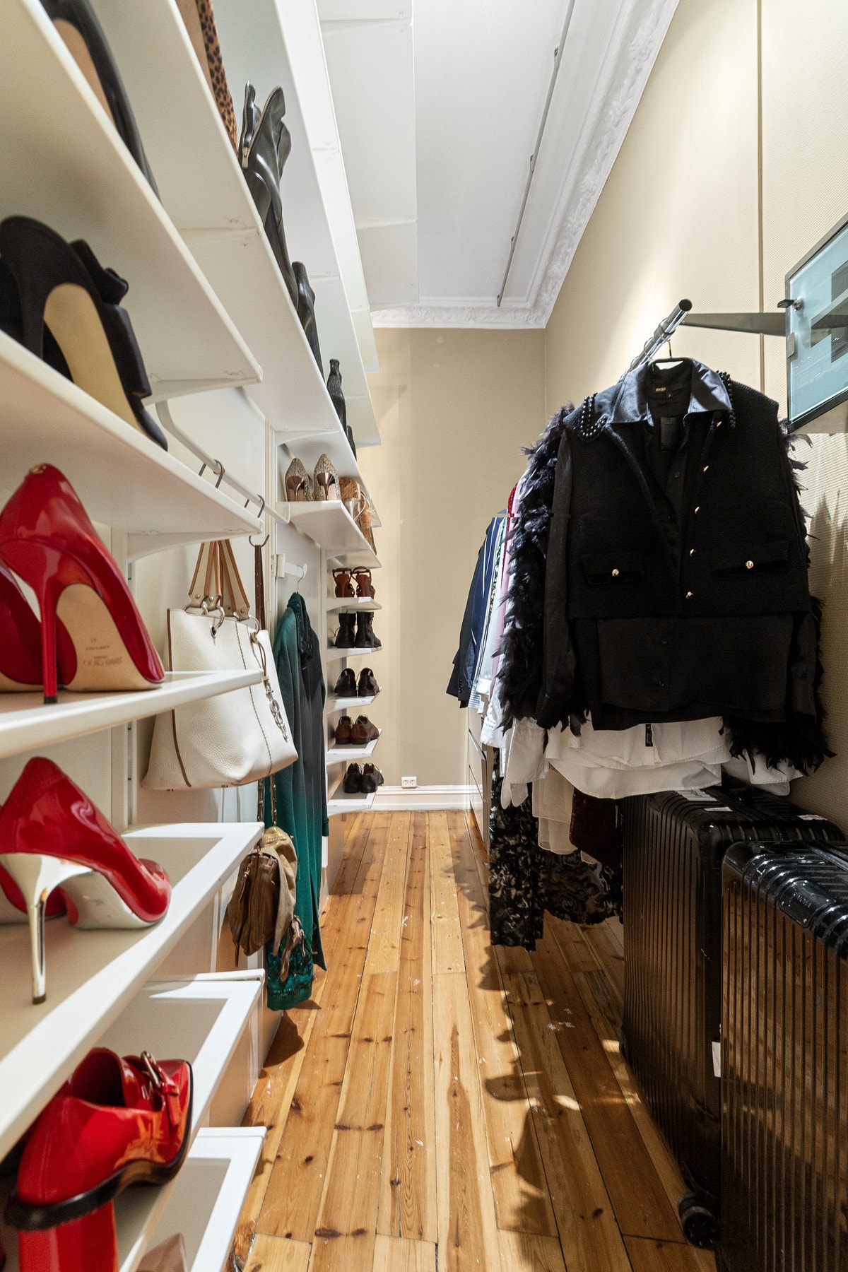 Rommet er delvis avdelt med garderobeløsning. Galleribilde