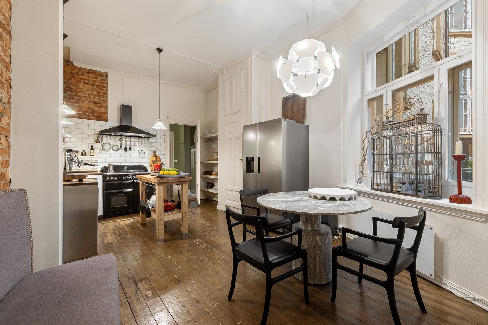 Lyst og sjarmerende kjøkken fra 2014/2015 med et tydelig industrielt preg. Galleribilde