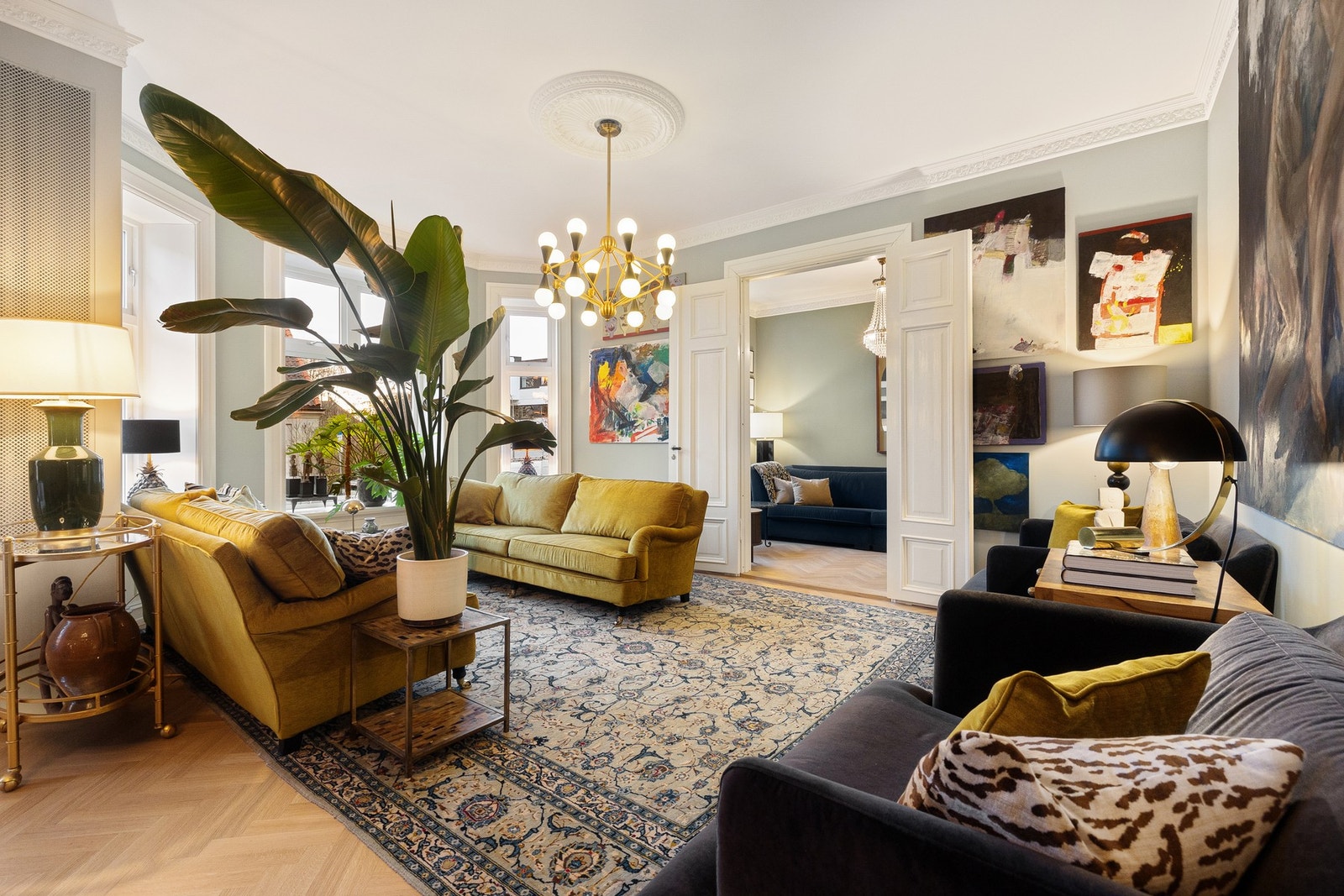 En smakfull 4-roms leilighet over to plan i klassisk bygård. Galleribilde