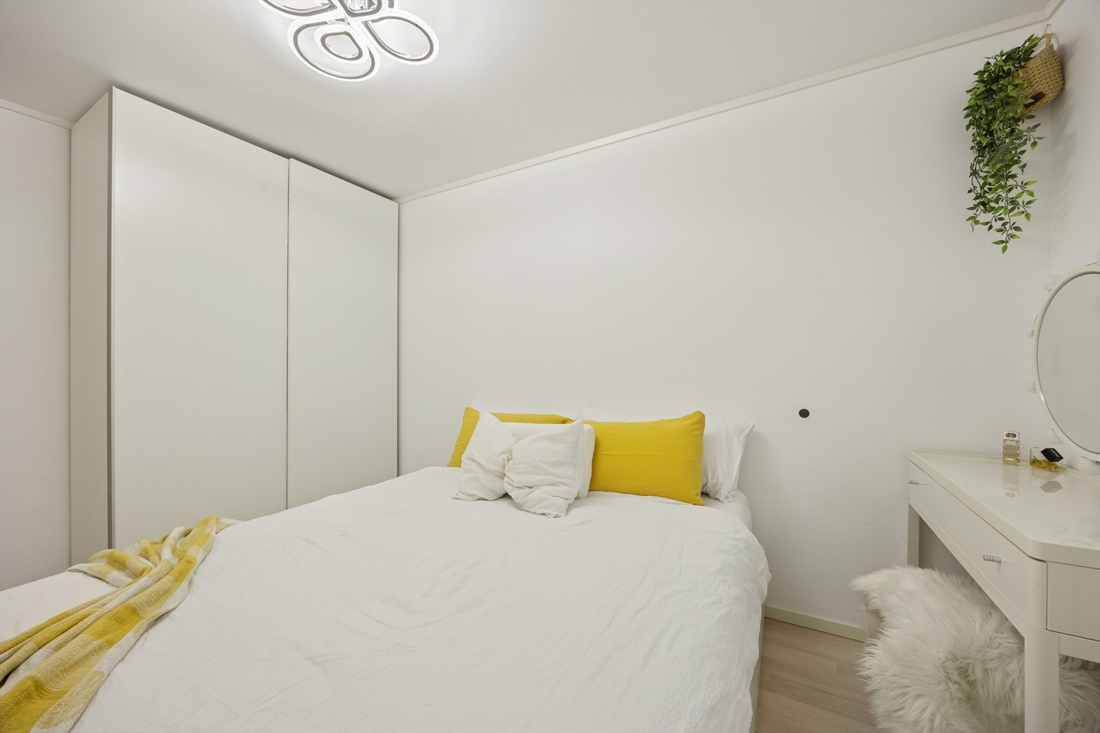 Hovedsoverommet er romslig med plass til dobbeltseng og tilhørende nattbord, og er utstyrt med en stor skyvedørsgarderobe. Galleribilde