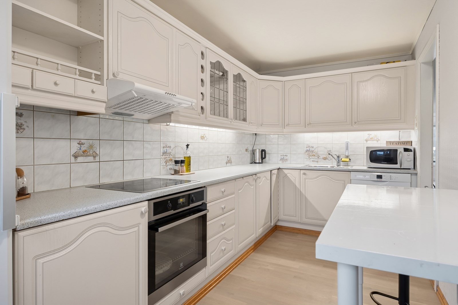 Arbeidssonen er utstyrt med både komfyr og platetopp, og over kokesonen er det montert en kjøkkenventilator med avtrekk ut. Galleribilde