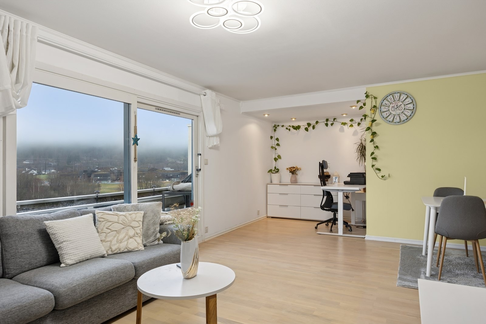 Boligen har i tillegg en svært smart utnyttelse av arealet, med en naturlig integrert nisje hvor mulighetene er mange. Galleribilde