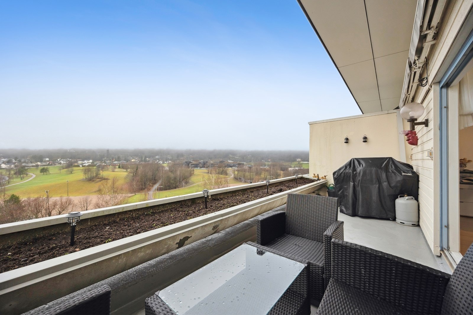 Fra stuen er det adkomst til en stor vestvendt terrasse på 13m², en herlig forlengelse av boligen i sommerhalvåret. Galleribilde