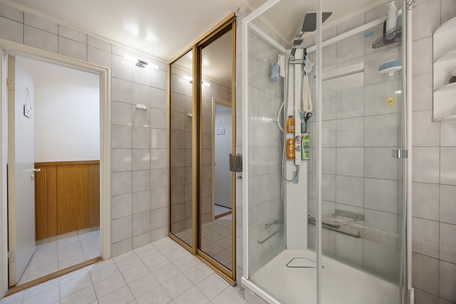 Rommet er utstyrt med dusjkabinett, nedfelt servant, speil med belysning og god skapplass. Galleribilde