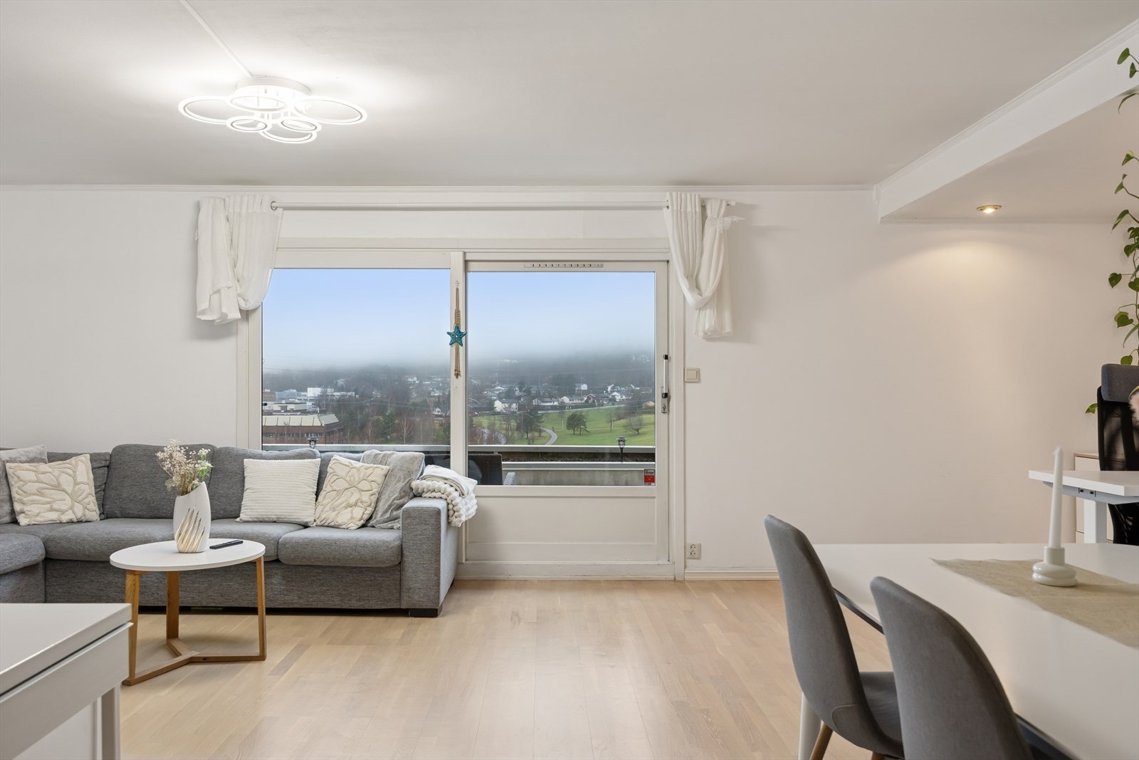 Store vindusflater sikrer rikelig med naturlig dagslys og gir rommet en god romfølelse. Galleribilde