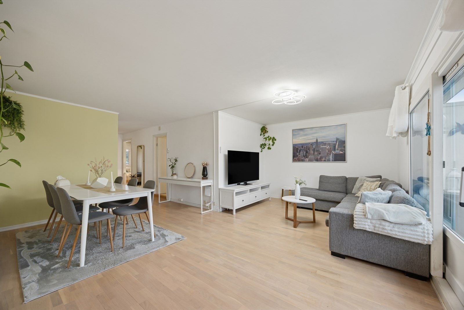 Det er god plass til stor sofagruppe og TV-seksjon. Det er også rikelig med rom for et langbord til hyggelig middager. Galleribilde