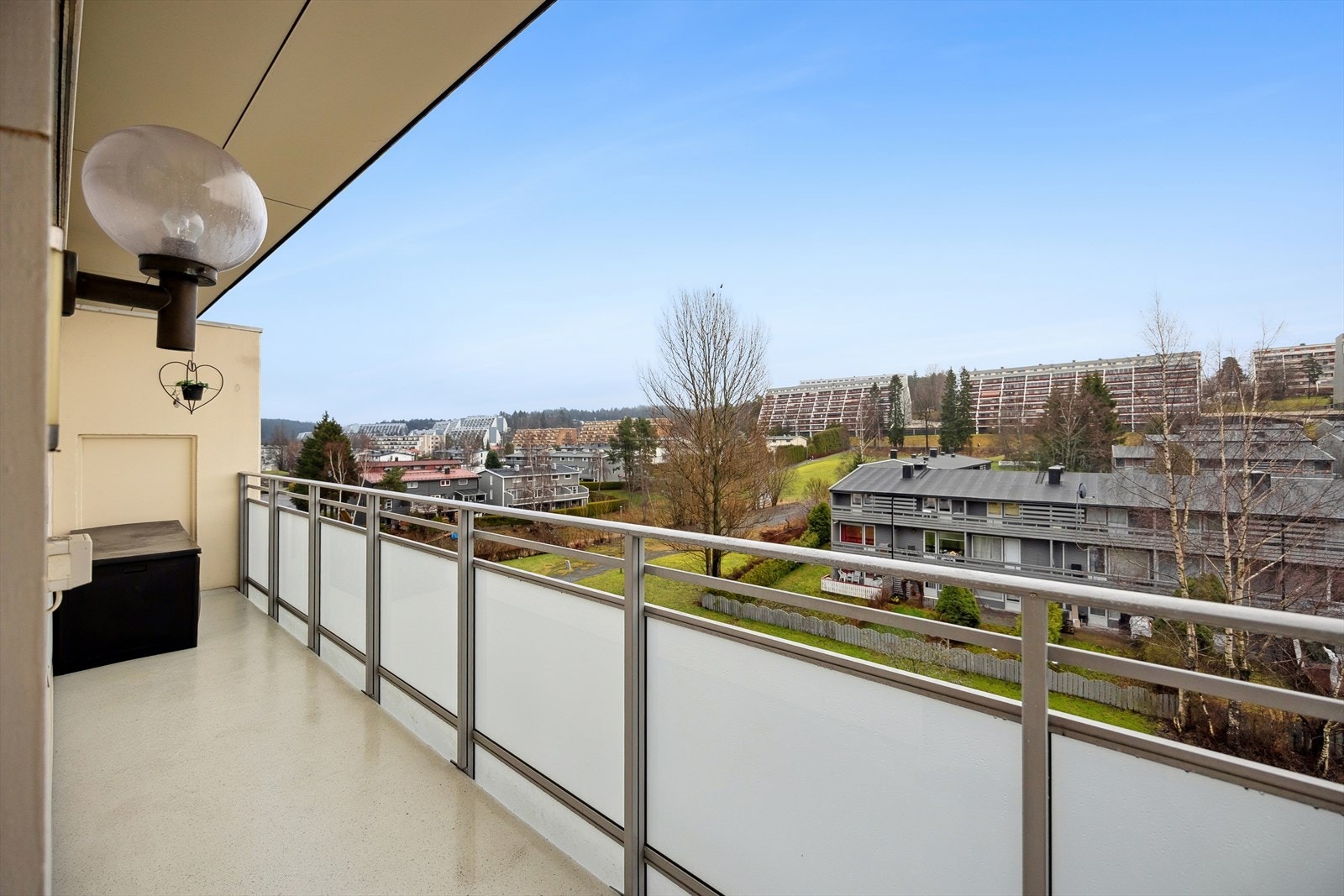 Fra kjøkkenet er det adkomst til en østvendt balkong på 8m², som gir deg en hyggelig uteplass med flott utsyn. Galleribilde