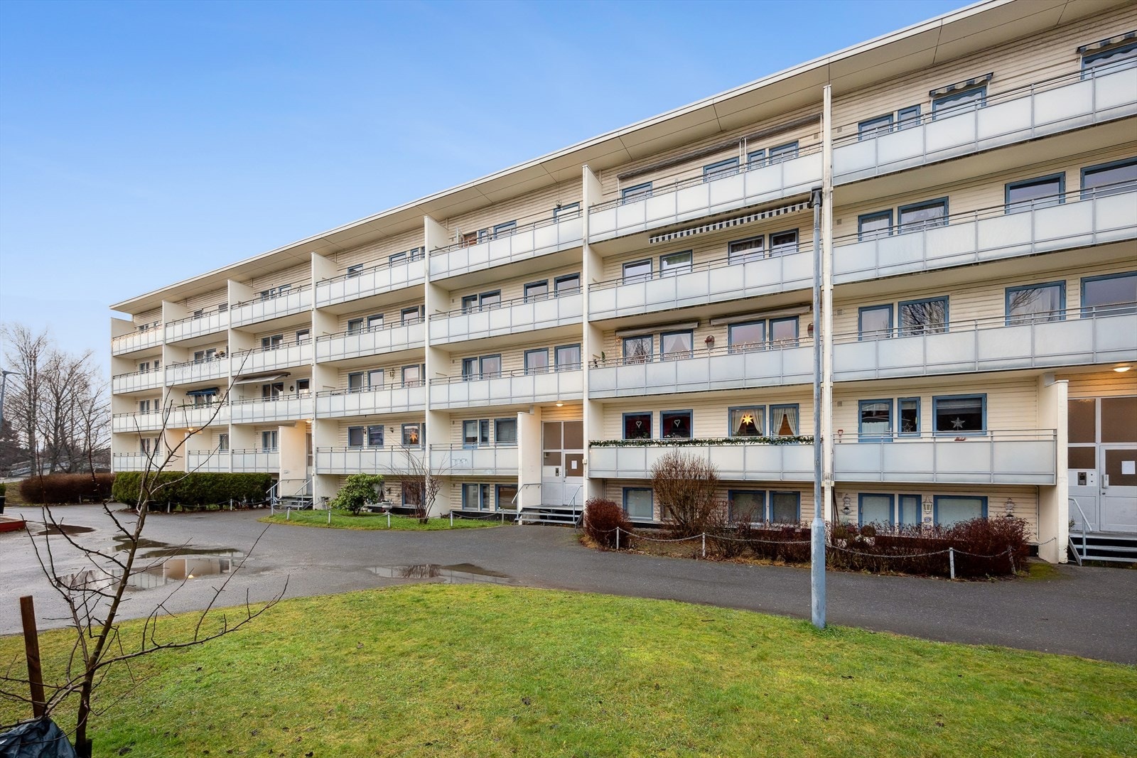 Dette er en lys og luftig 3-roms andelsleilighet i byggets toppetasje, med familievennlig beliggenhet. Leiligheten har moderniseringsbehov. Her kan du skape ditt drømmehjem! Galleribilde