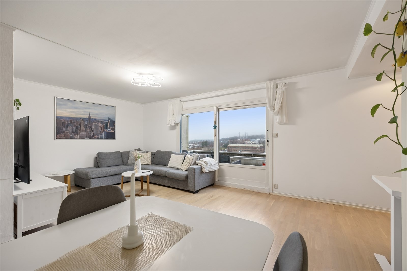 Stuen fremstår som et lyst og luftig oppholdsrom med en åpen planløsning. Galleribilde