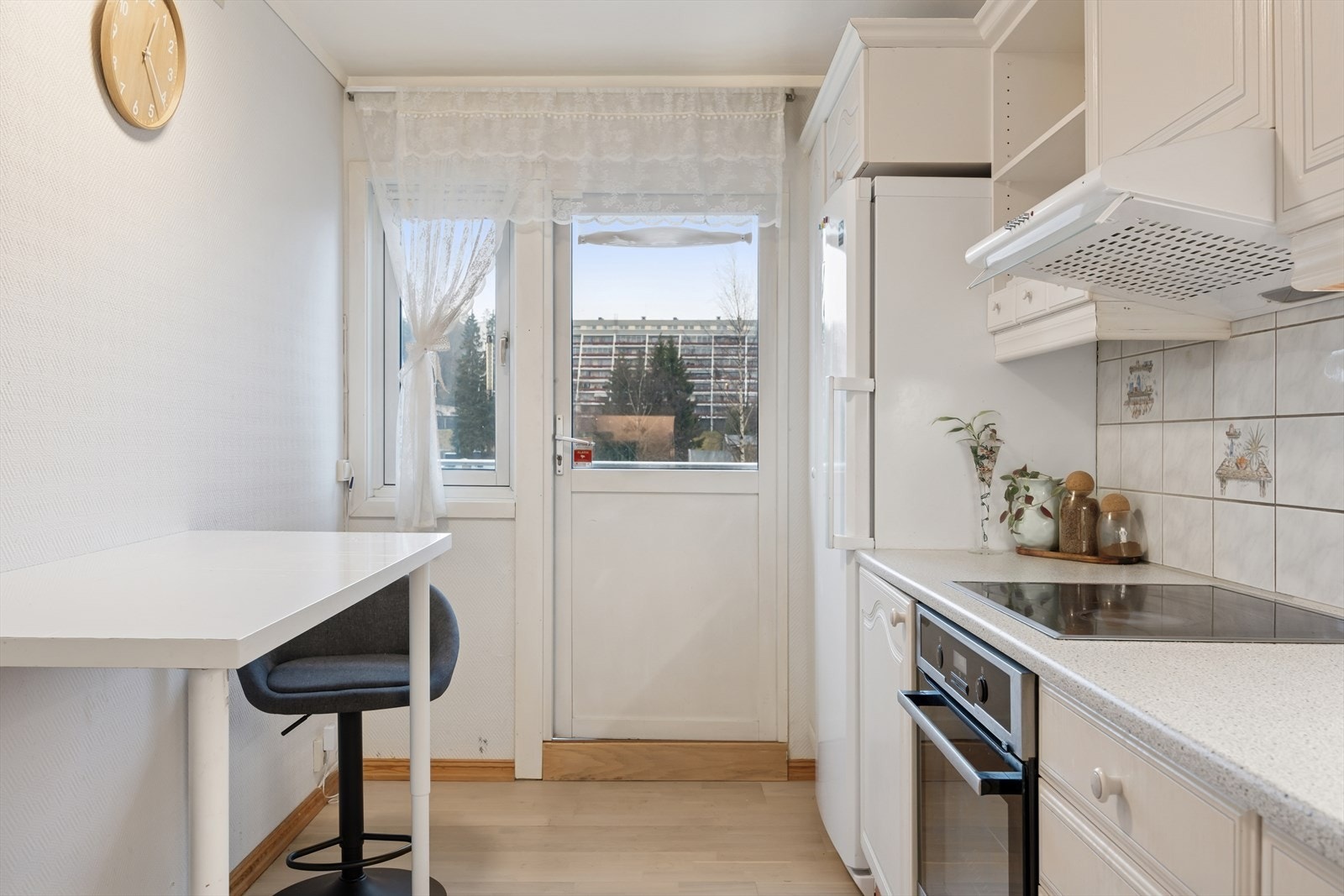 Rommet byr på rikelig overskapsplass, og det er i tillegg opplegg for oppvaskmaskin. Galleribilde