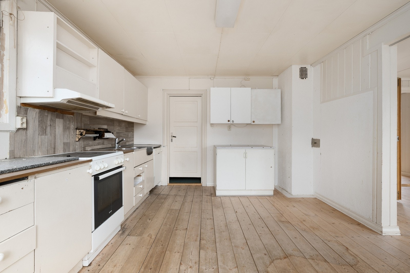 Det er plass for frittstående hvitevarer (komfyr og oppvaskmaskin medfølger i ukjent tilstand) Galleribilde