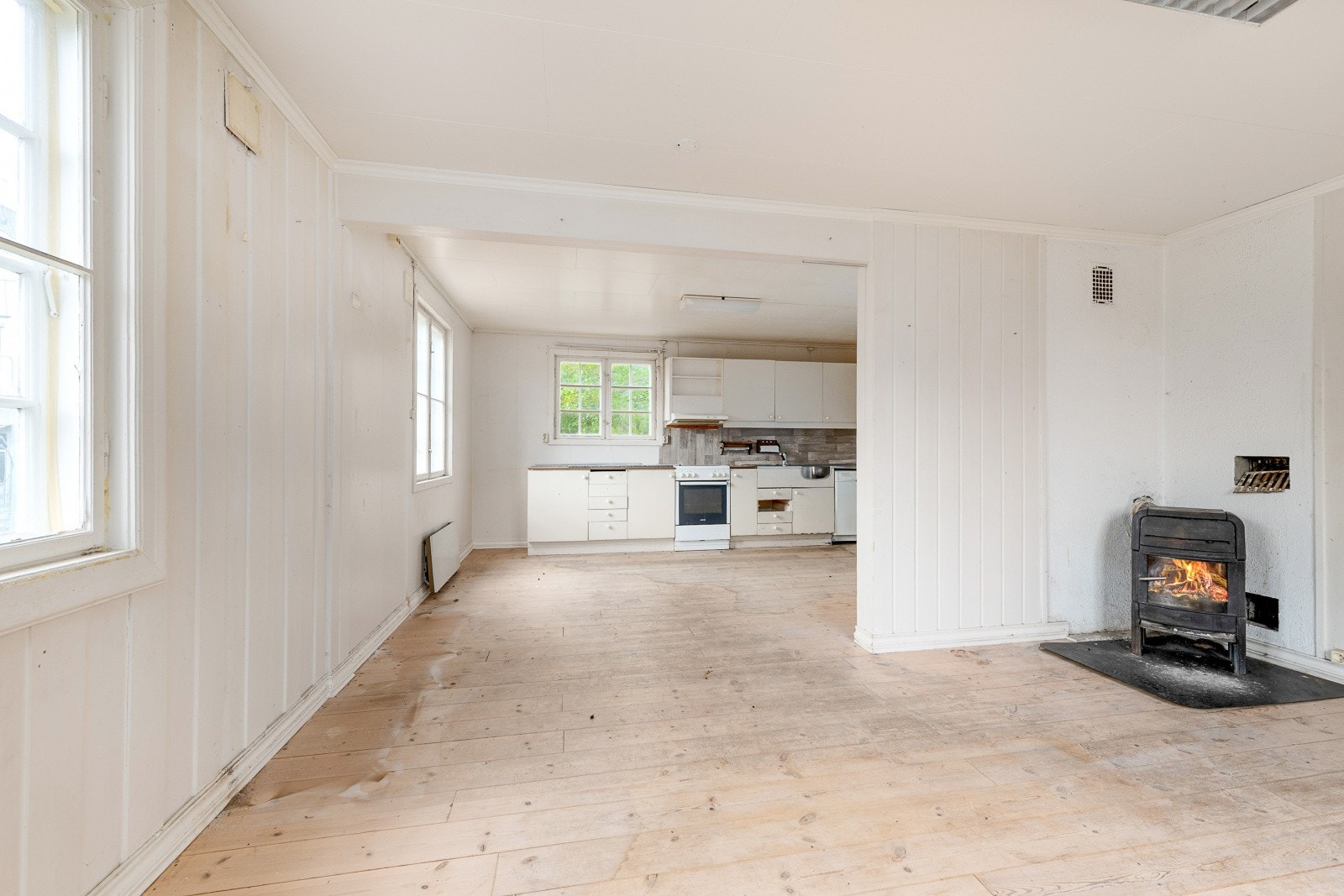 Spisestuen gir god plass til langbord og den åpne kjøkkenløsningen skaper en sosial sone Galleribilde