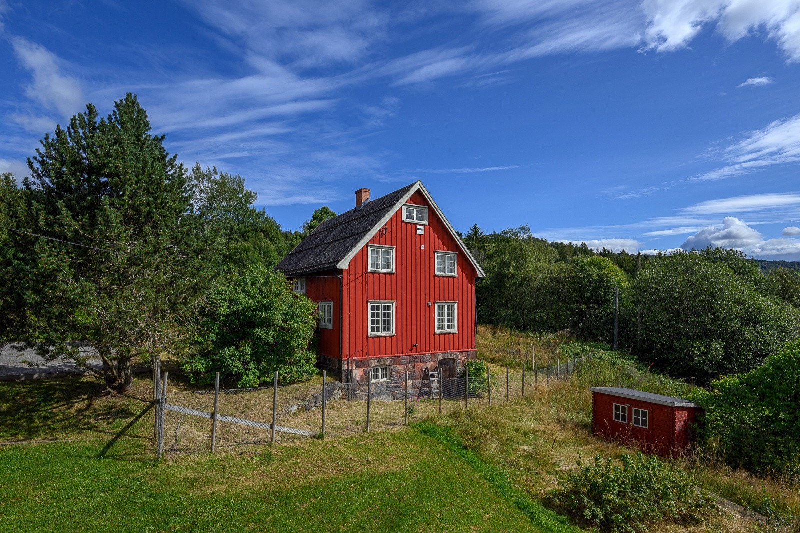 Tomten er inngjerdet Galleribilde