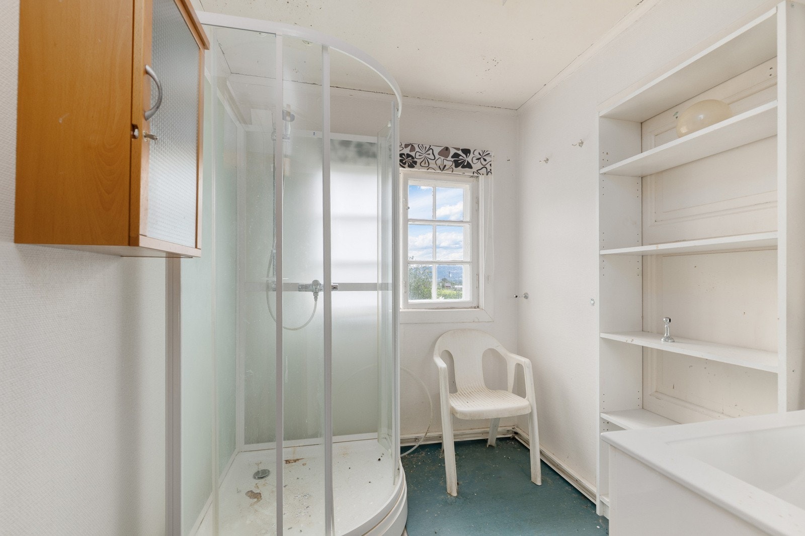 Badet er av eldre årgang og modent for renvoering - Her finner du dusjkabinett og servantinnredning Galleribilde