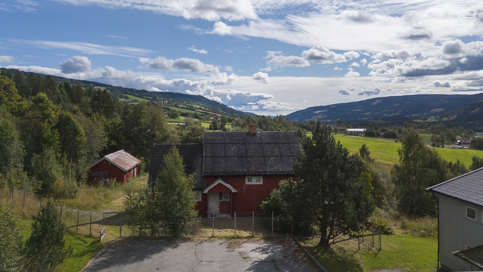 Boligen har adkomst over barnehagens lekeplass (asfaltert plass) Galleribilde