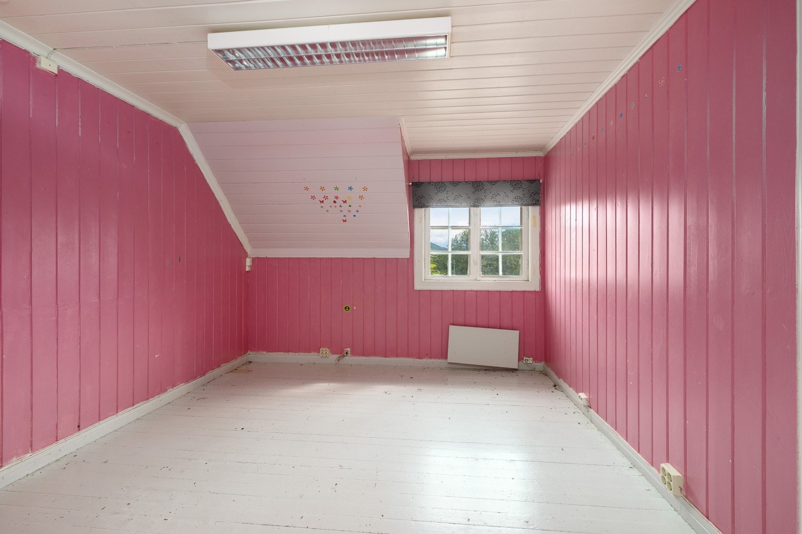 Soverom II - Det andre soverommet er utmerket som barnerom og er i dag utført i en sprek rosafarge Galleribilde