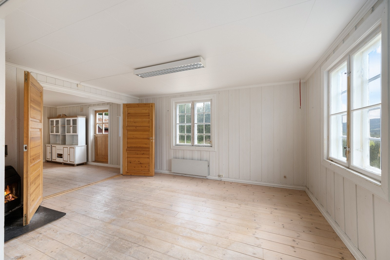 Stuen er svært romslig og består av adskilte soner - Spisestue med åpen kjøkkenløsning, mellomstue med utgang til terrasse og TV-stue/sofastue innerst Galleribilde