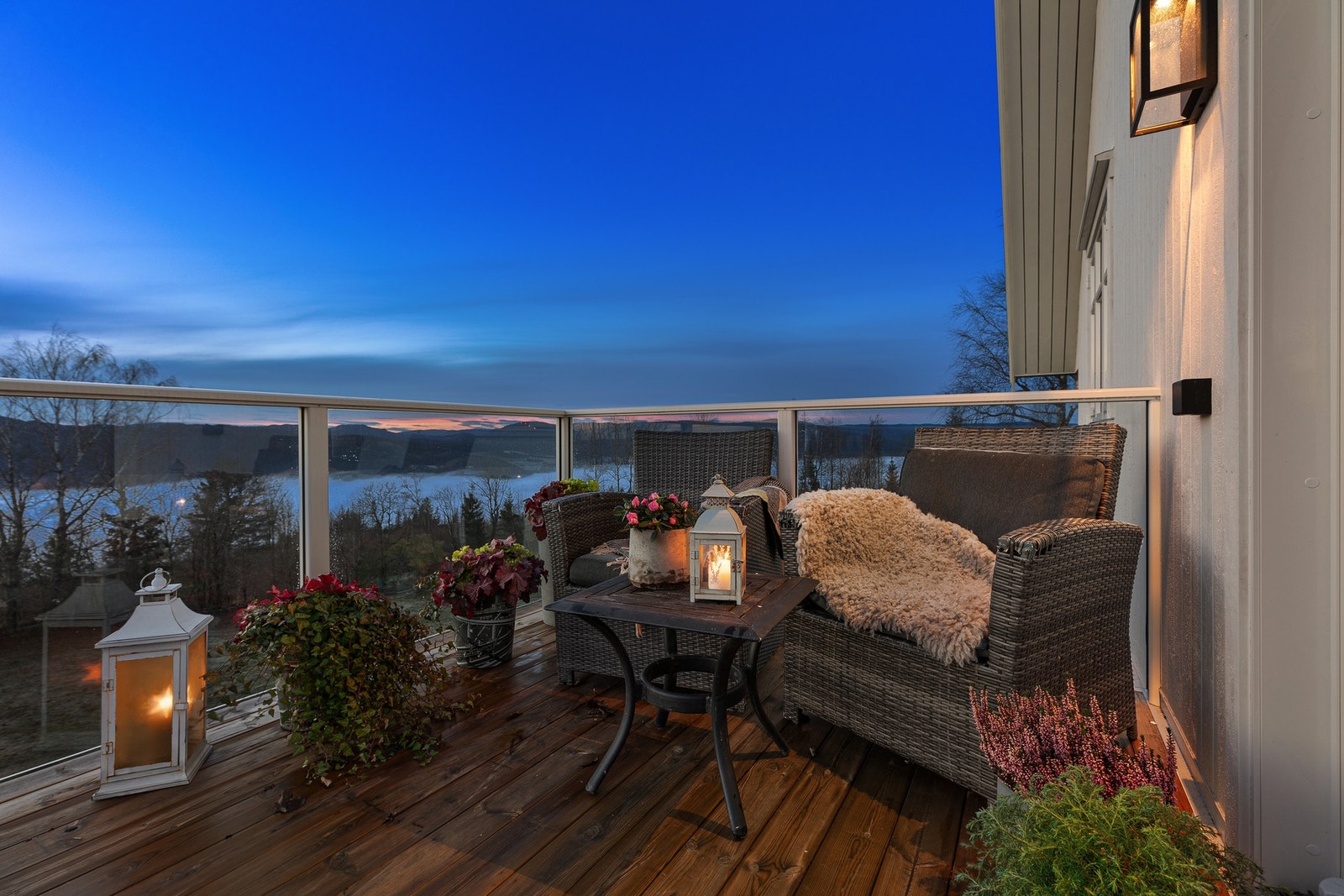 Terrassen ved stue har rikelig plass for møbler for rekreasjon og utendørsmåltider. Galleribilde