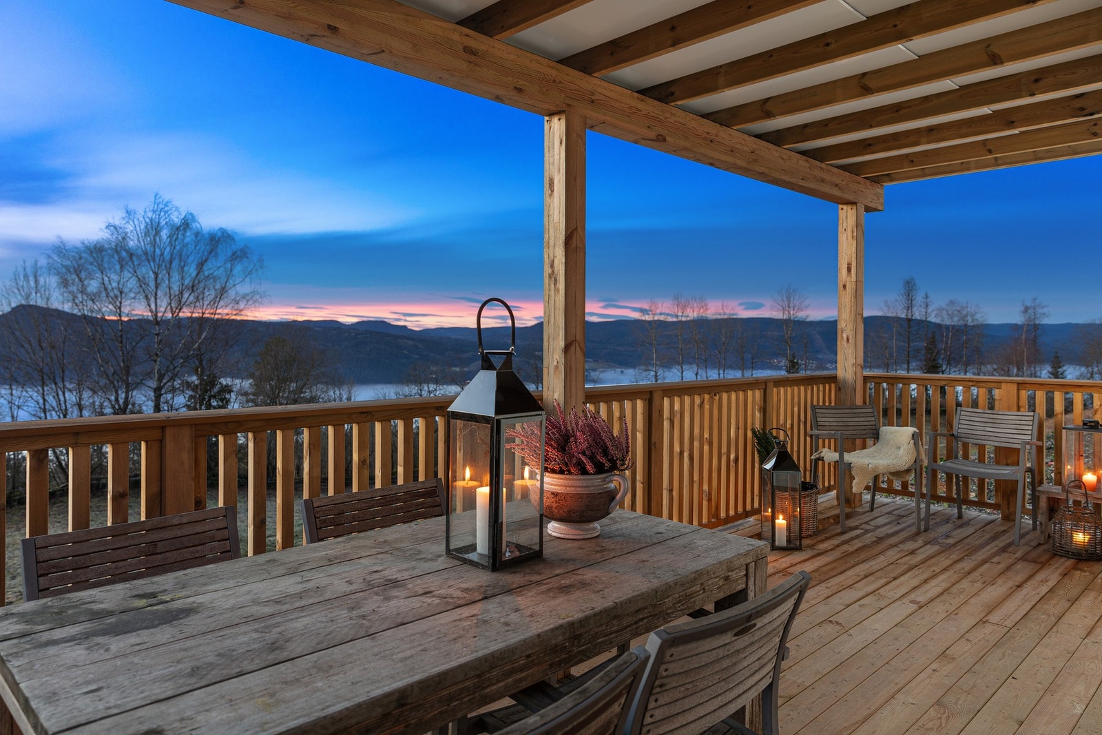 Terrassen har bruksunderlag med terrassebord i tre og rekkverk i trekonstruksjoner i rundt 1 m høyde. Galleribilde