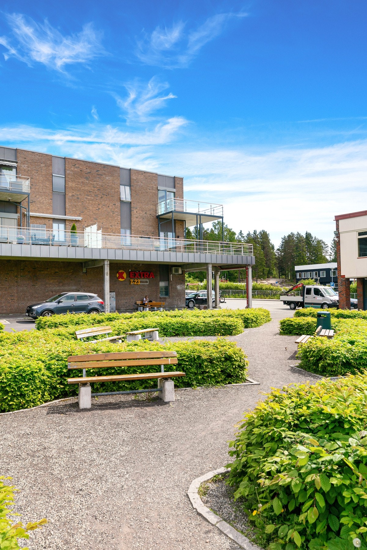 Ved Tranby Torg finner du Extra dagligvare, bibliotek, lege, helsestasjon og tannlege. Det er få meter til buss og tilgang til tog. Galleribilde