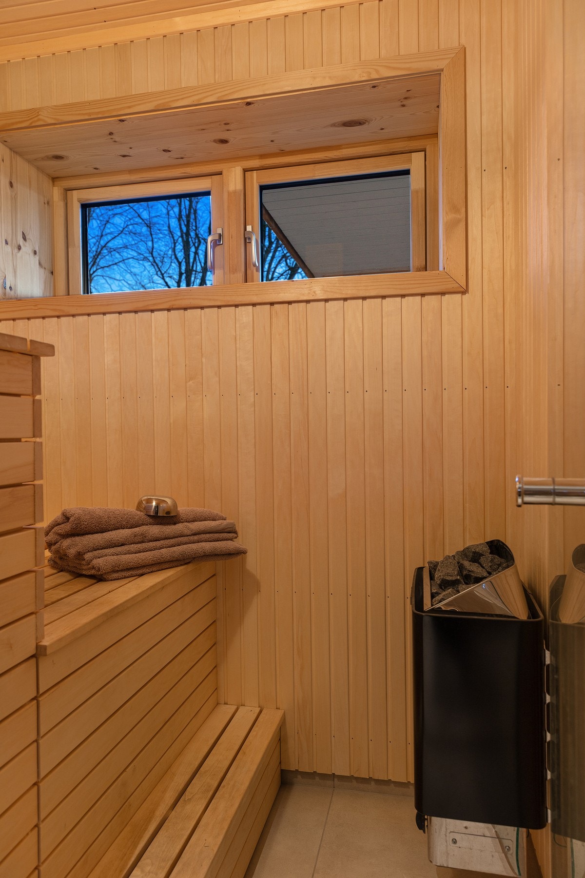 Det er etabler sittebenker i tre og rommet er utstyrt med en Havari badstueovn fra 2025. Galleribilde