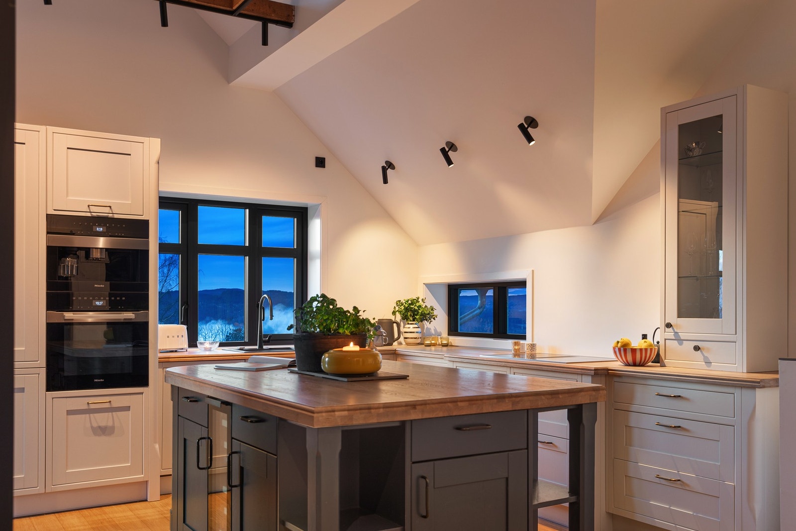 Kjøkkenet er utstyrt med stor kjøkkenøy med spiseplass og vinskap. Galleribilde