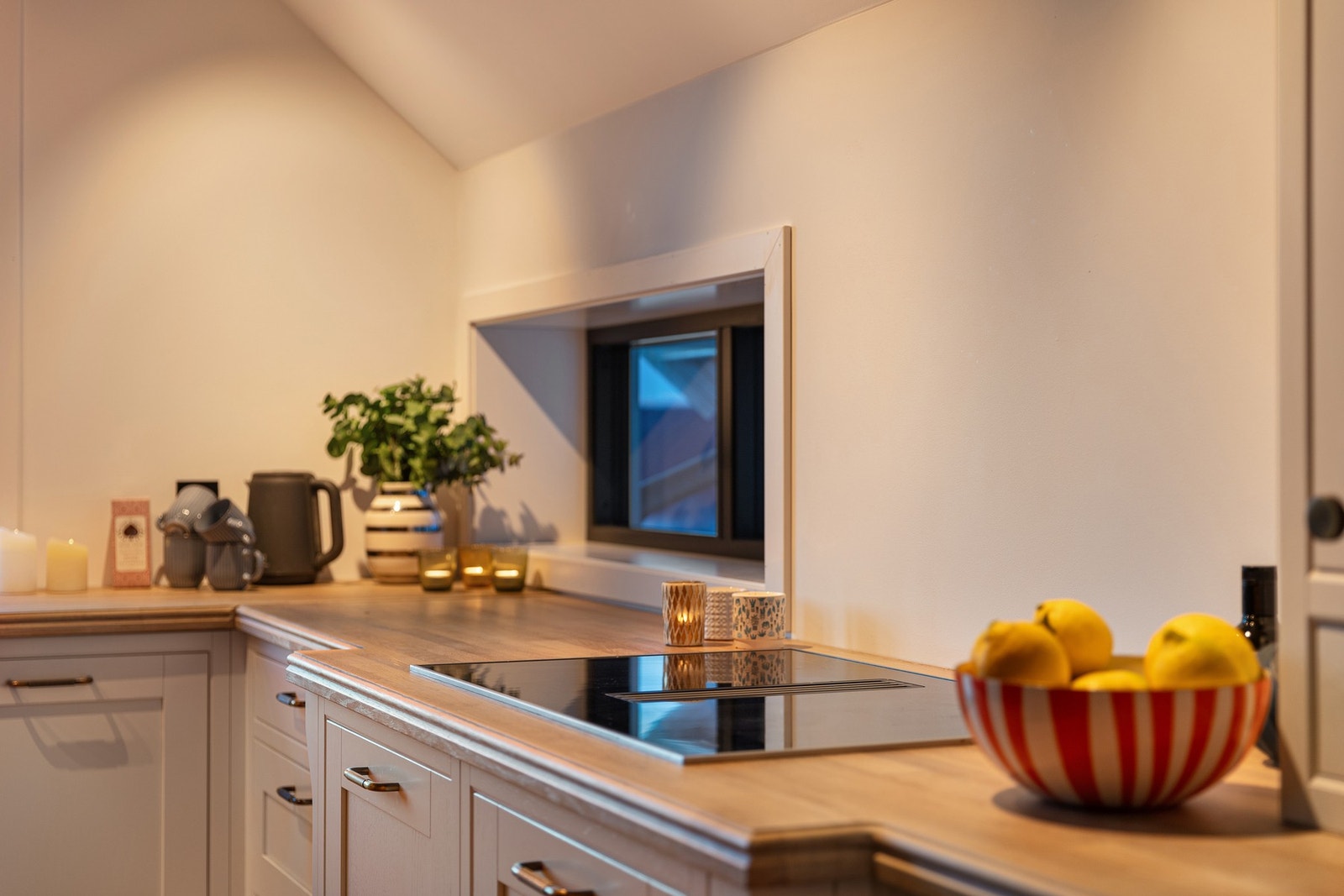 Induksjon koketopp har integrert ventilator i kokesone, kjøkkenventilatoren har avtrekk ut. Galleribilde