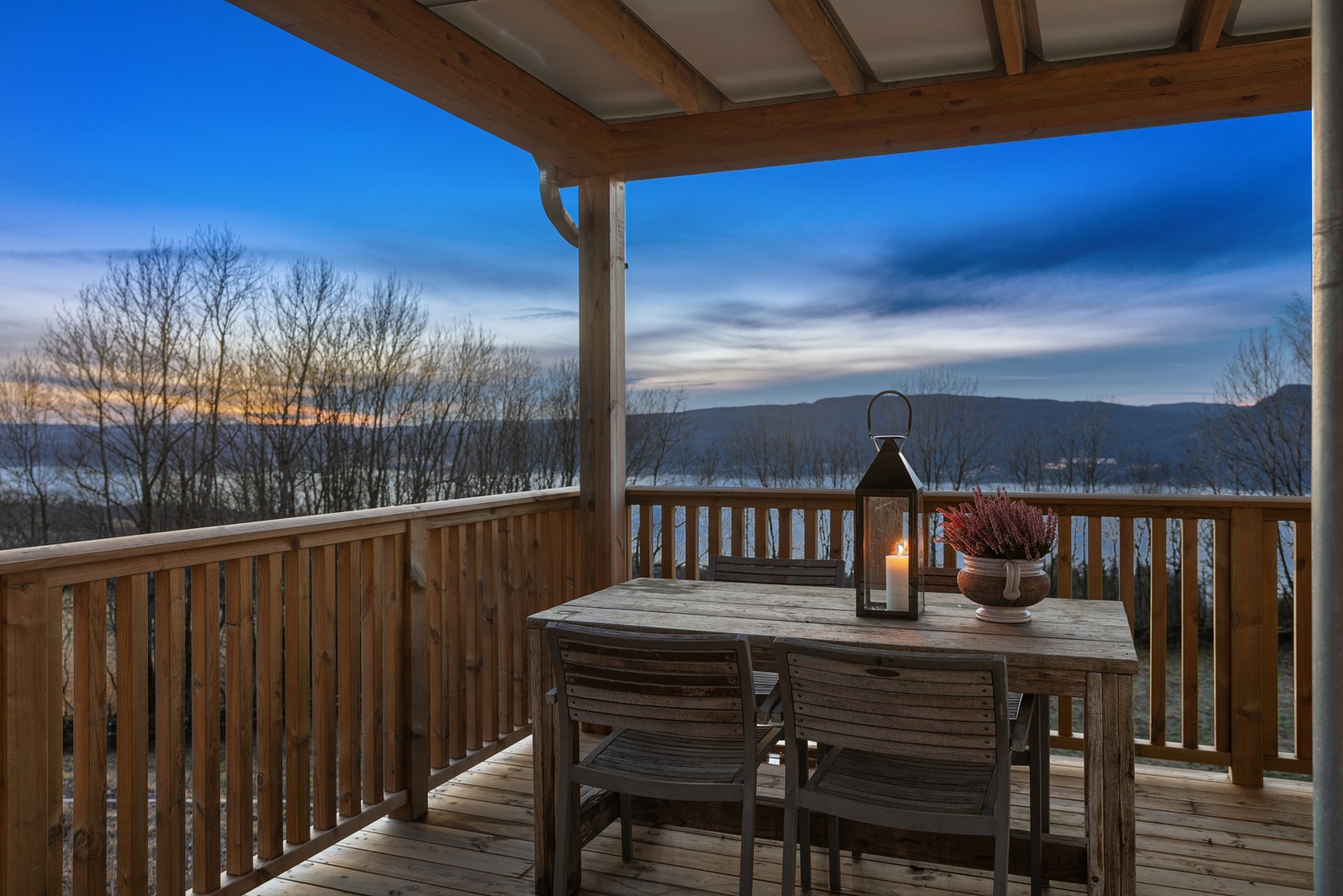 Terrassen har nydelig utsikt og ligger lunt og fint til under overbygget. Galleribilde