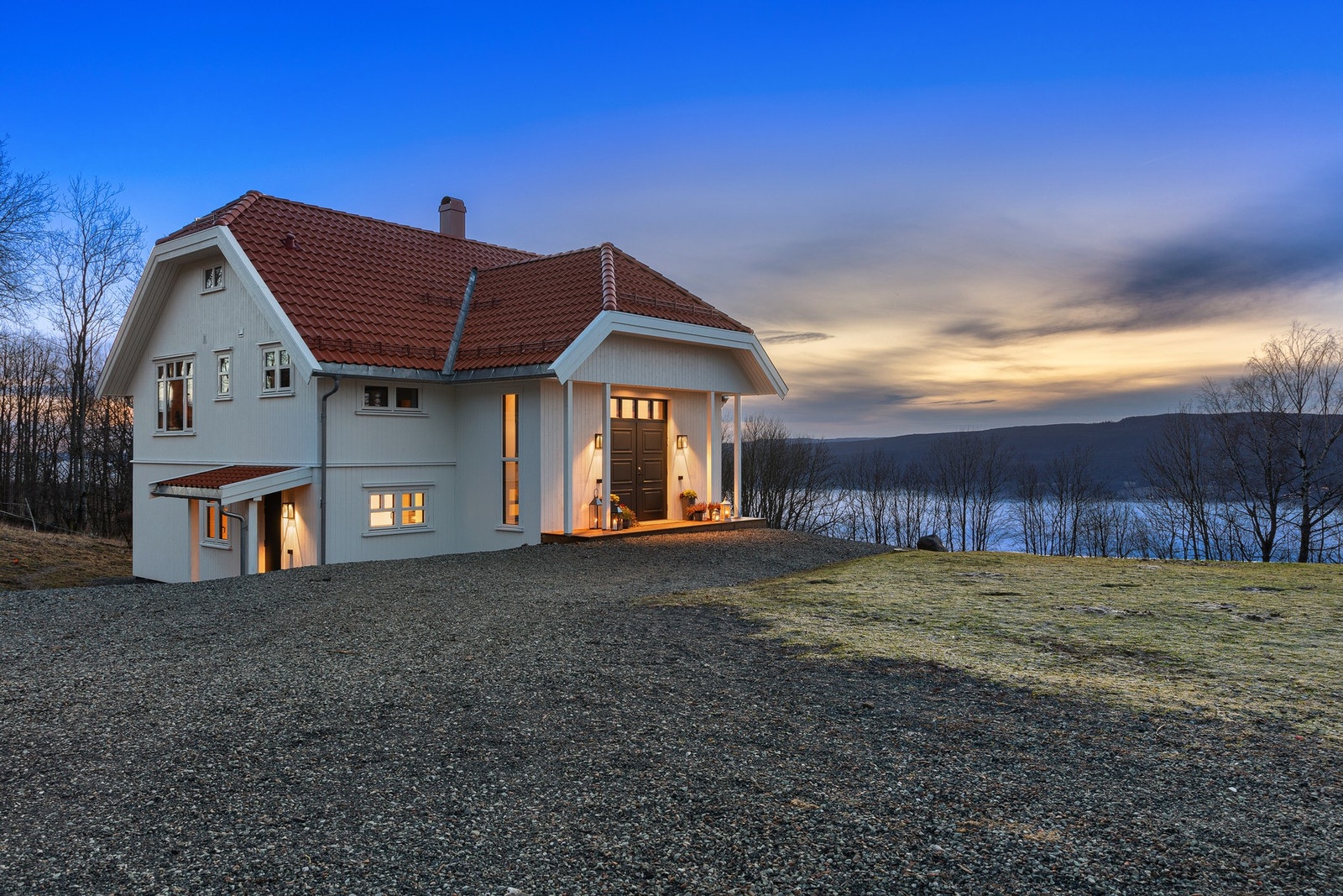 Den nyoppførte eneboligen har adkomst via egen gruslagt gårdsplass. Galleribilde