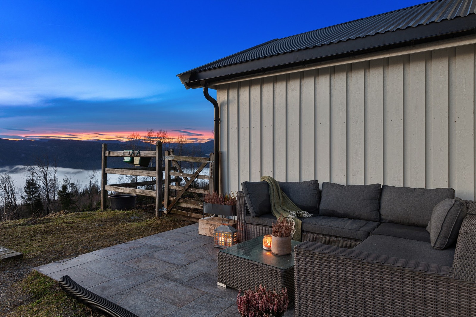 En platting/uteplass er etablert i tilknytning til stallen. Galleribilde